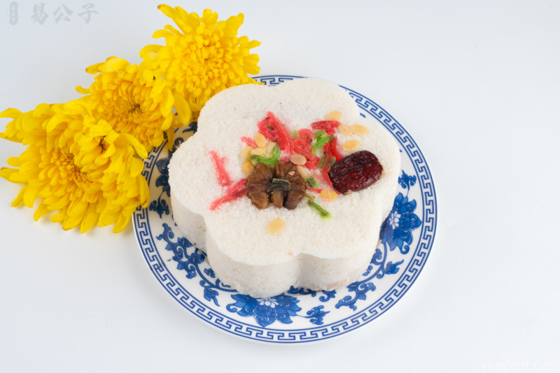 菊花酒清澈透明,杯中漂浮着黄色菊花花瓣,清新雅致