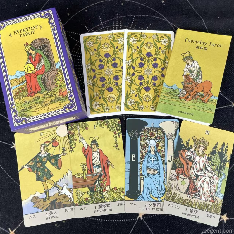 塔罗牌仪式感摆拍:黑色神秘背景配金色星象图案,前景摆放塔罗牌盒与水晶石